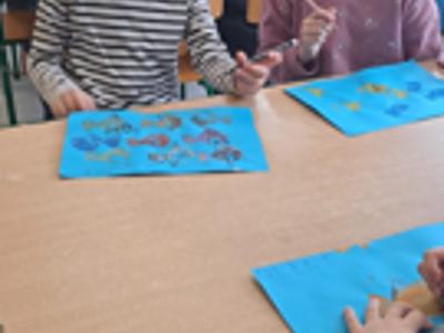 Dzieci podczas pracy plastycznej "Ławica ryb".