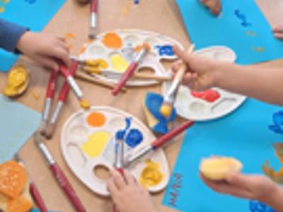 Dzieci podczas pracy plastycznej "Ławica ryb".