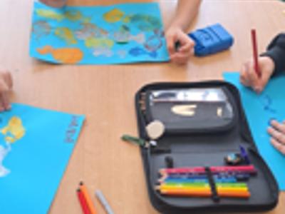 Dzieci podczas pracy plastycznej "Ławica ryb".