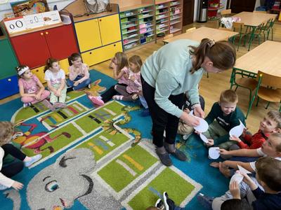 Dzieci podczas pracy plastycznej "Ławica ryb".