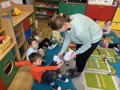 Dzieci podczas pracy plastycznej "Ławica ryb".