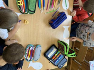 Dzieci podczas pracy plastycznej "Ławica ryb".