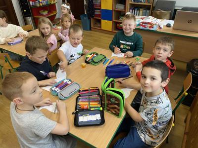 Dzieci podczas pracy plastycznej "Ławica ryb".