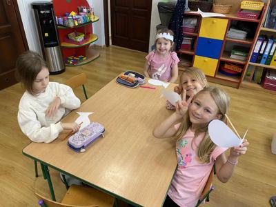 Dzieci podczas pracy plastycznej "Ławica ryb".