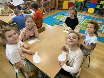 Dzieci podczas pracy plastycznej "Ławica ryb".