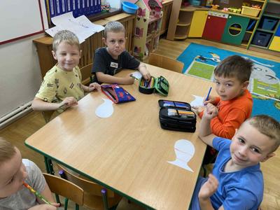 Dzieci podczas pracy plastycznej "Ławica ryb".