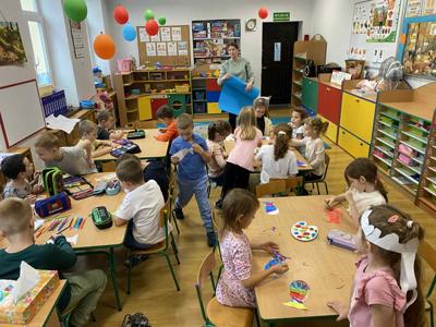 Dzieci podczas pracy plastycznej &quot;Ławica ryb&quot;.