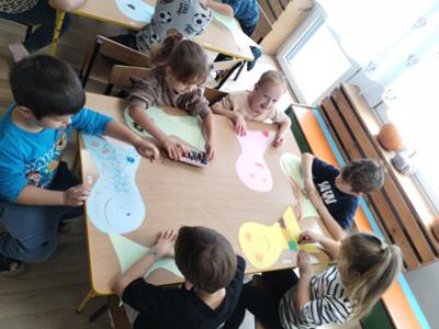 Dzieci podczas pracy plastycznej "Ławica ryb".