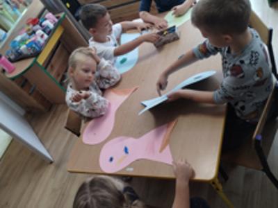 Dzieci podczas pracy plastycznej "Ławica ryb".