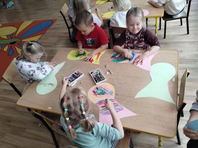 Dzieci podczas pracy plastycznej "Ławica ryb".
