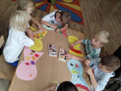 Dzieci podczas pracy plastycznej "Ławica ryb".