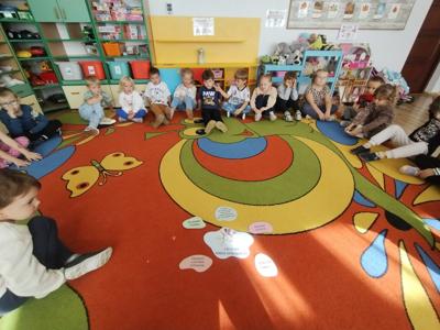 Dzieci podczas pogadanki na temat budowania relacji.