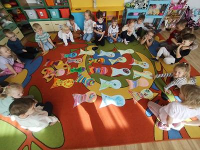 Dzieci podczas pracy plastycznej "Ławica ryb".
