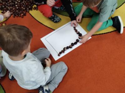 Dzieci podczas zespołowych zabaw matematycznych.