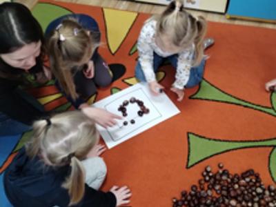 Dzieci podczas zespołowych zabaw matematycznych.