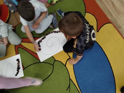 Dzieci podczas zespołowych zabaw matematycznych.