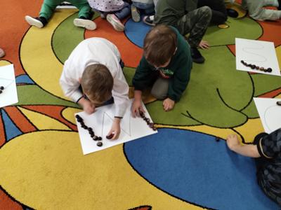 Dzieci podczas zespołowych zabaw matematycznych.