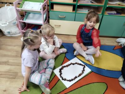 Dzieci podczas zespołowych zabaw matematycznych.