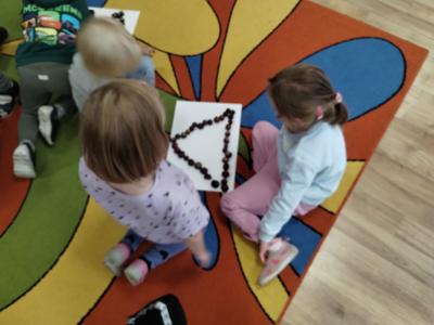 Dzieci podczas zespołowych zabaw matematycznych.