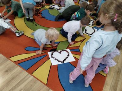 Dzieci podczas zespołowych zabaw matematycznych.