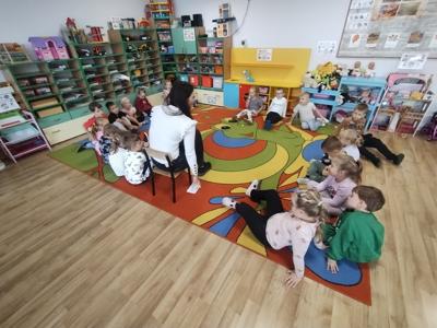 Dzieci podczas pogadanki z psychologiem.