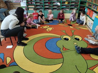 Dzieci podczas pogadanki z psychologiem.