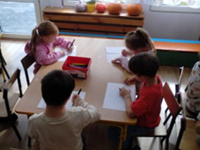Dzieci podczas pracy plastycznej "Mój przyjaciel"