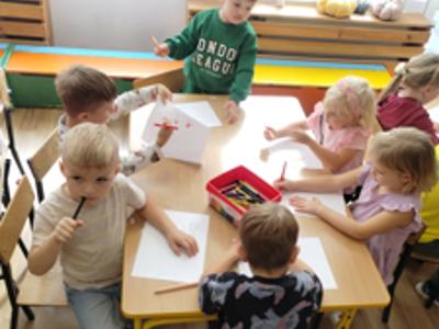 Dzieci podczas pracy plastycznej "Mój przyjaciel"