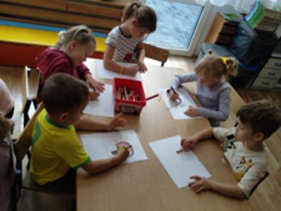Dzieci podczas pracy plastycznej "Mój przyjaciel"