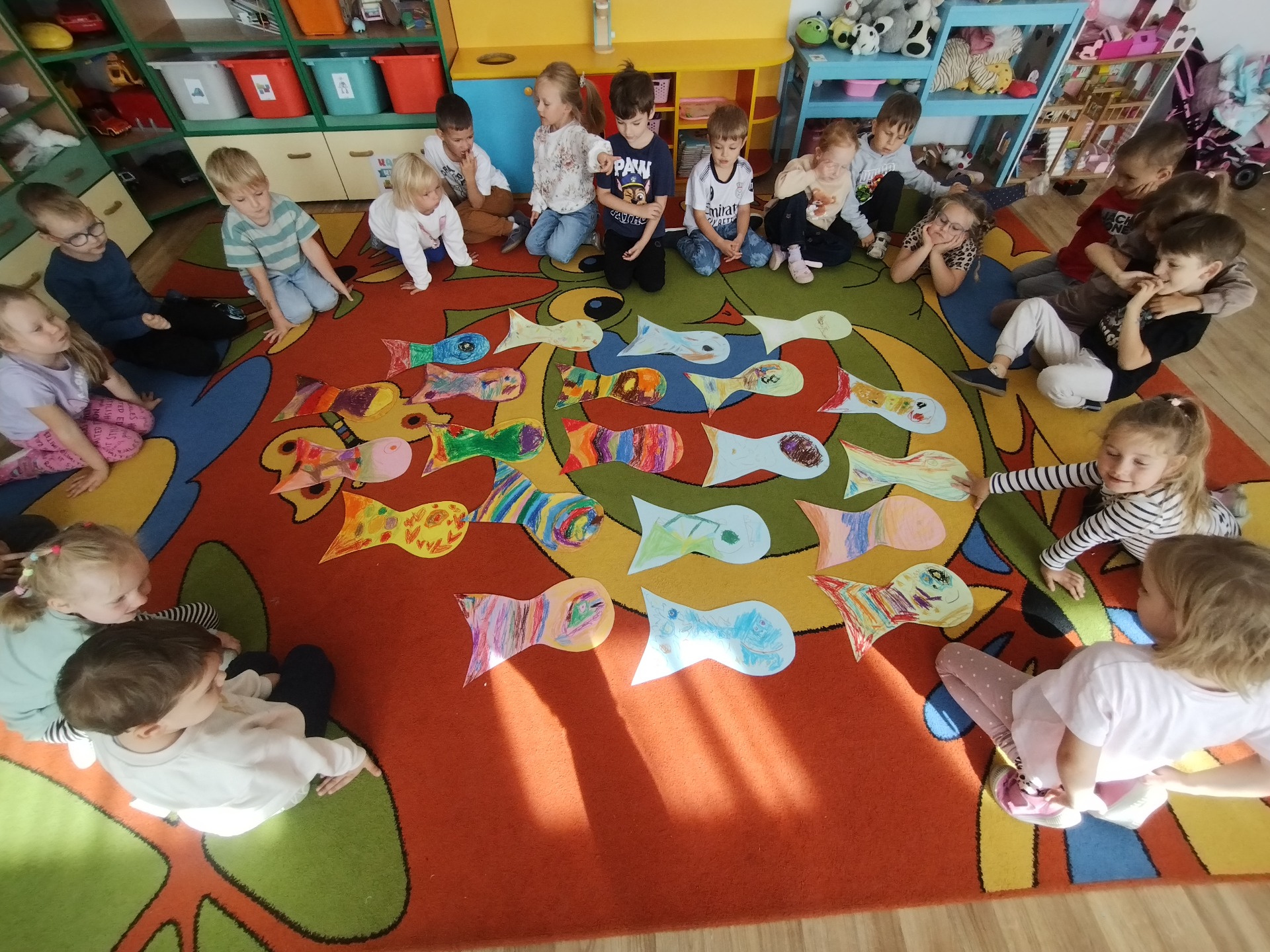 Dzieci podczas pracy plastycznej "Ławica ryb".