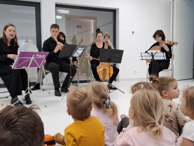 Muzycy podczas koncertu filharmonii.