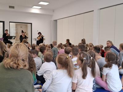 Dzieci podczas koncertu filharmonii.