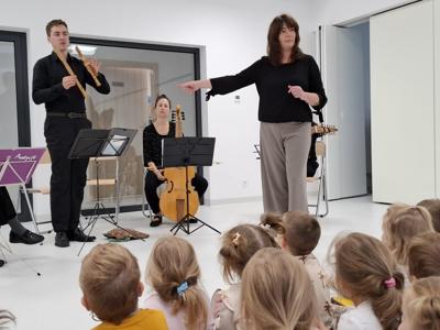 Muzycy podczas koncertu filharmonii.