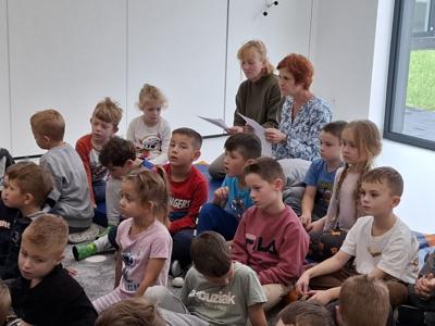 Dzieci podczas koncertu filharmonii.