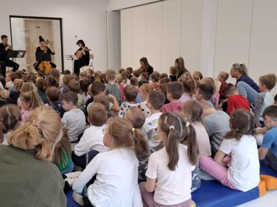 Dzieci podczas koncertu filharmonii.