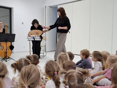 Muzycy i dzieci podczas koncertu filharmonii.