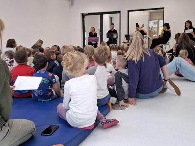 Dzieci podczas koncertu filharmonii.