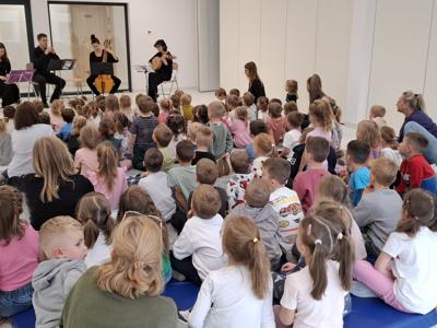 Dzieci podczas koncertu filharmonii.