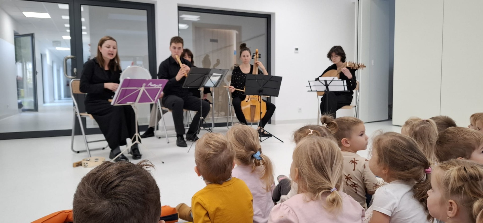 Muzycy podczas koncertu filharmonii.