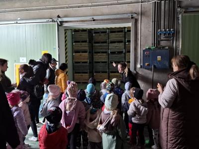 Dzieci oglądające chłodnię oraz przechowalnię.