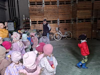 Dzieci oglądające chłodnię oraz przechowalnię.