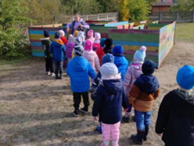 Grupa przedszkolaków podczas szukania jajek w labiryncie.