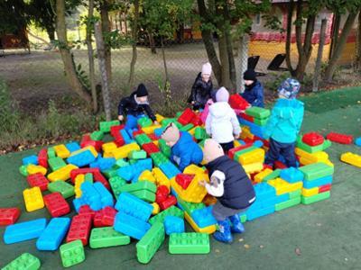 Dzieci podczas zabaw dużymi klockami.