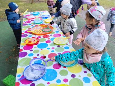 Dzieci podczas puszczania baniek.