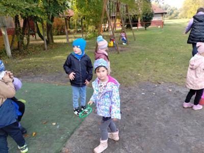 Dzieci podczas puszczania baniek.