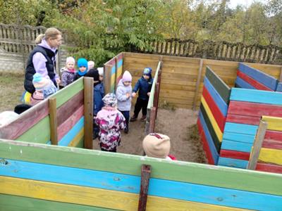 Grupa przedszkolaków podczas szukania jajek w labiryncie.
