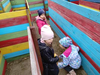 Grupa przedszkolaków podczas szukania jajek w labiryncie.
