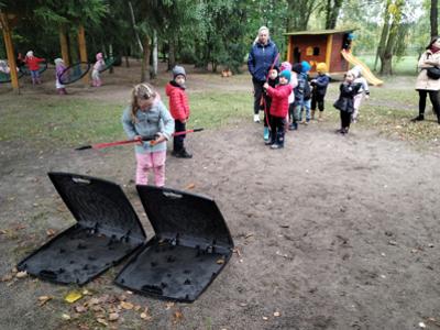 Dzieci podczas próby strzelania z łuku.