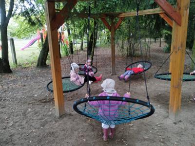 Dzieci odpoczywające na dużych huśtawkach.