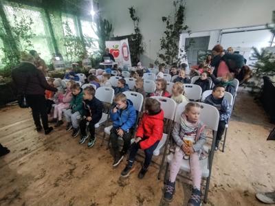 Dzieci słuchające wykładu na temat grzybów.